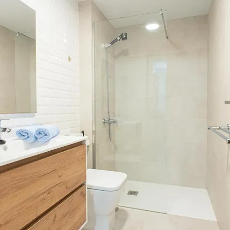 Apartment Quiet Couples Apt, 10 Min Walk To Beach, Shopping & Dining District, 50m Hospital, Wifi *