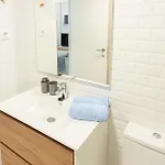 Quiet Couples Apt, 10 Min Walk To Beach, Shopping & Dining District, 50m Hospital, Wifi