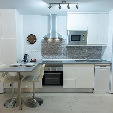 Quiet Couples Apt, 10 Min Walk To Beach, Shopping & Dining District, 50m Hospital, Wifi