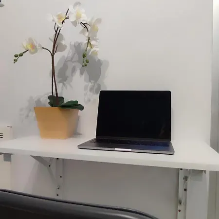 Quiet Couples Apt, 10 Min Walk To Beach, Shopping & Dining District, 50m Hospital, Wifi *