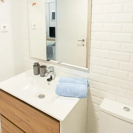 Quiet Couples Apt, 10 Min Walk To Beach, Shopping & Dining District, 50m Hospital, Wifi