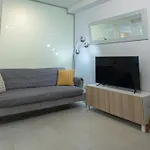 Quiet Couples Apt, 10 Min Walk To Beach, Shopping & Dining District, 50m Hospital, Wifi Apartmán
